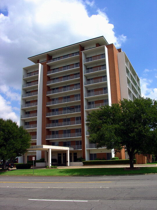 Lake Air Tower in Waco, TX - Building Photo