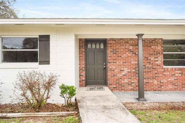 22820 Sorrento Ave. in Sorrento, FL - Building Photo - Building Photo