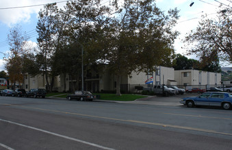 Valle at 9151 Kenwood in Spring Valley, CA - Foto de edificio - Building Photo