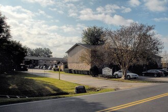 Tomball Square Apartments in Tomball, TX - Foto de edificio - Building Photo