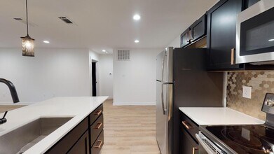 Live Oak Manor in Dallas, TX - Foto de edificio - Building Photo