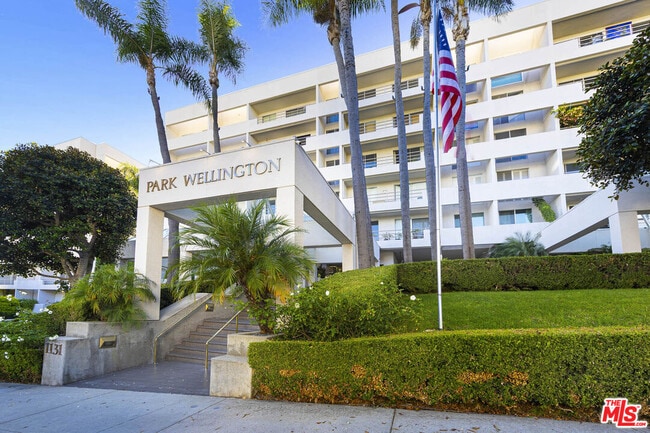 1131 Alta Loma Rd in West Hollywood, CA - Foto de edificio - Building Photo