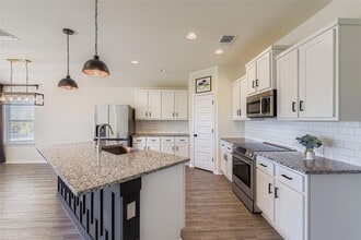 17205 Adoro Dr, Unit 305 in Manor, TX - Building Photo - Building Photo