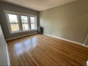 4900 N Saint Louis Ave, Unit 3W in Chicago, IL - Building Photo - Building Photo