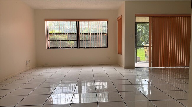 22 Laredo Pl in Davie, FL - Building Photo - Building Photo