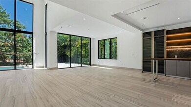 345 W 46th St in Miami Beach, FL - Building Photo - Building Photo