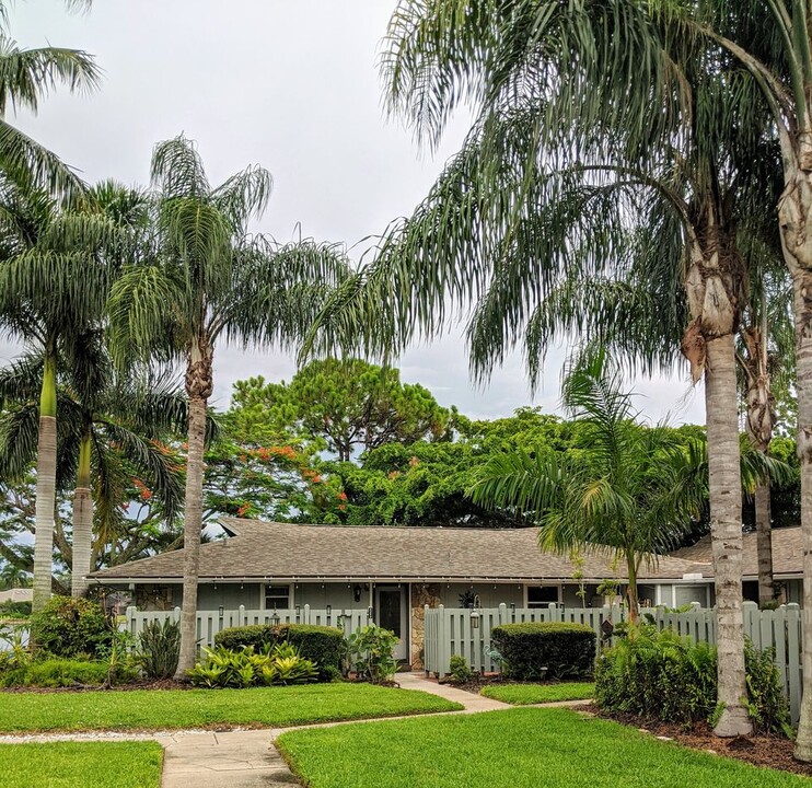 4305 Island Cir in Ft. Myers, FL - Foto de edificio