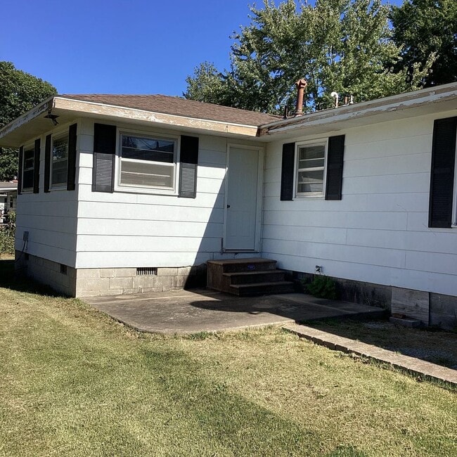 105 Mayo St in Lamar, MO - Building Photo - Building Photo