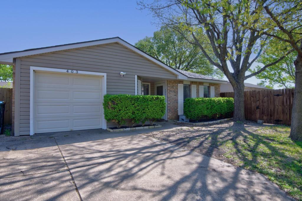 403 Justice Dr in Cedar Hill, TX - Foto de edificio