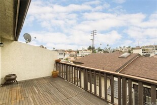 2021 Carnegie Ln in Redondo Beach, CA - Foto de edificio - Building Photo