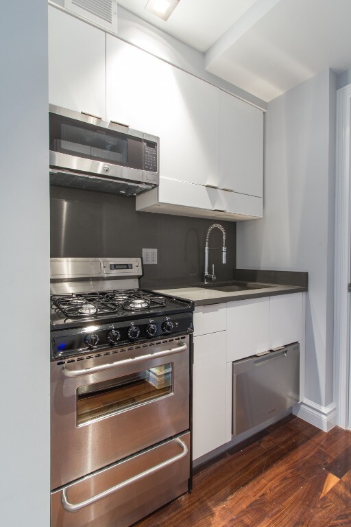 410 E 13th St in New York, NY - Building Photo - Building Photo