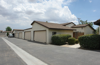 14848 Sequoia St. in Hesperia, CA - Foto de edificio - Building Photo