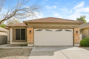 831 S Nielson Ct in Gilbert, AZ - Building Photo