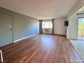 13 Lake Ave in East Brunswick, NJ - Building Photo - Building Photo