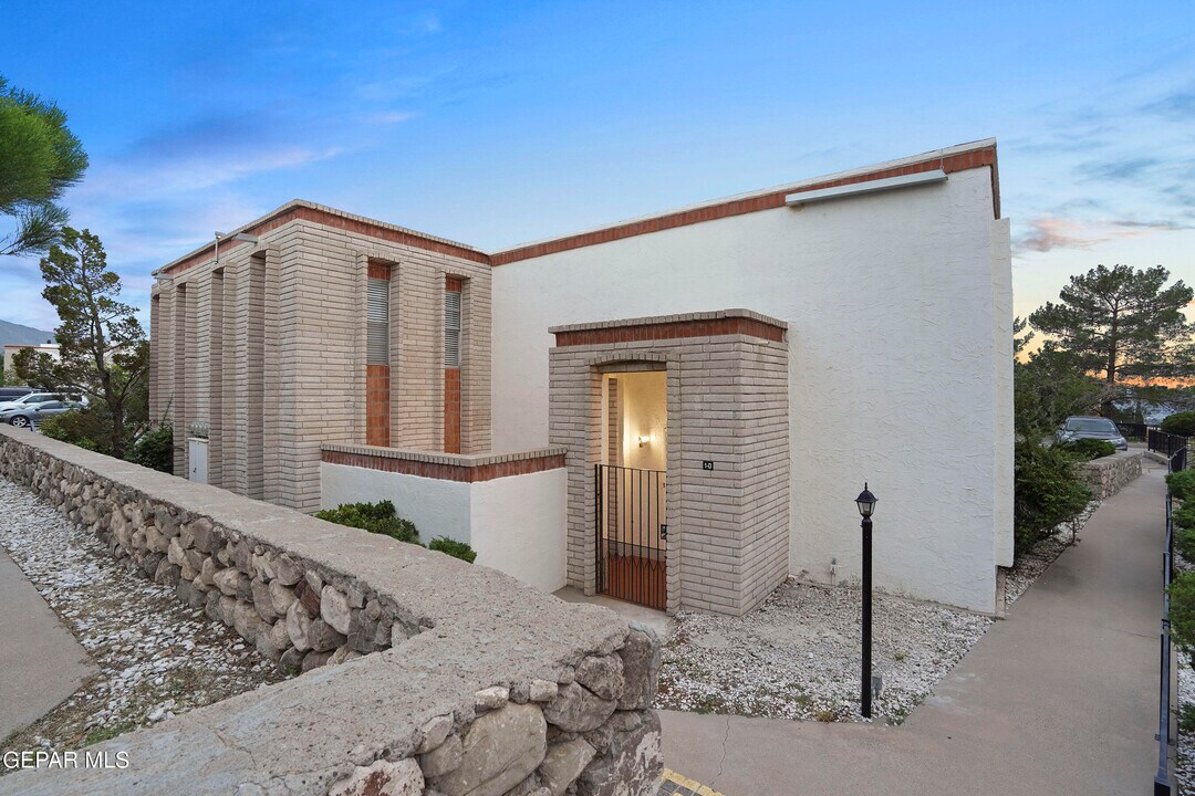 6201 Escondido Dr in El Paso, TX - Building Photo