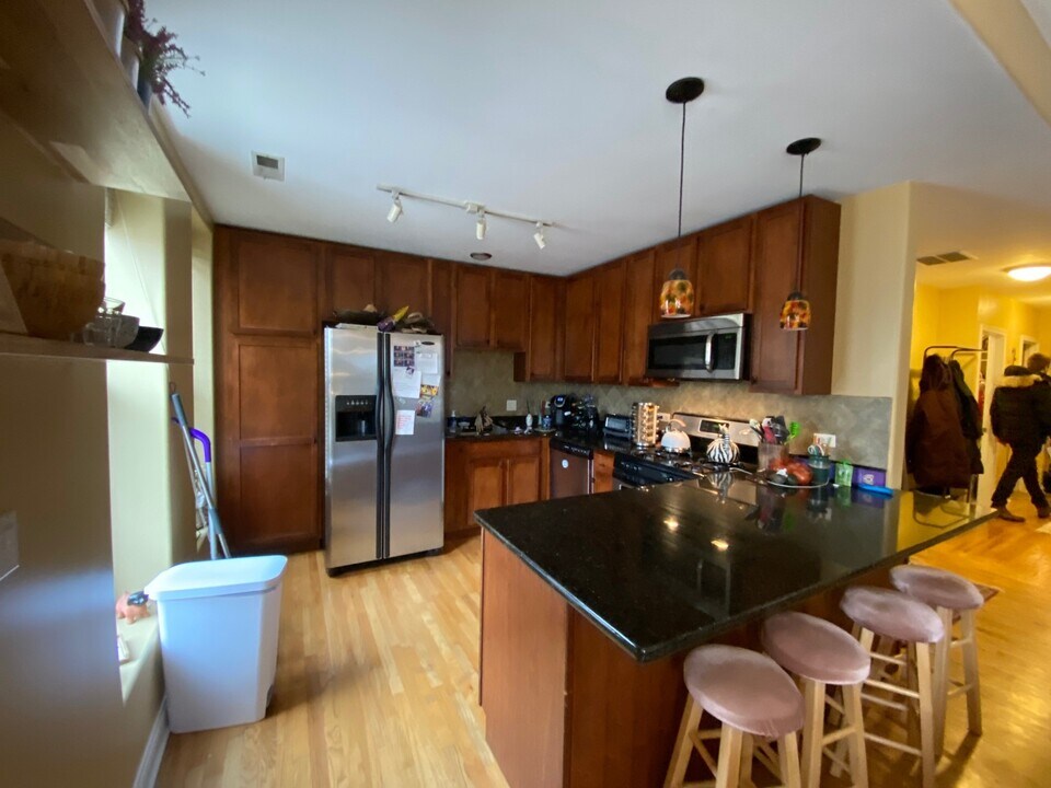 817 W Addison St in Chicago, IL - Building Photo