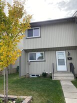 195 Manora Pl NE in Calgary, AB - Building Photo