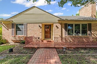 945 Sam Dealey Dr in Dallas, TX - Building Photo - Building Photo