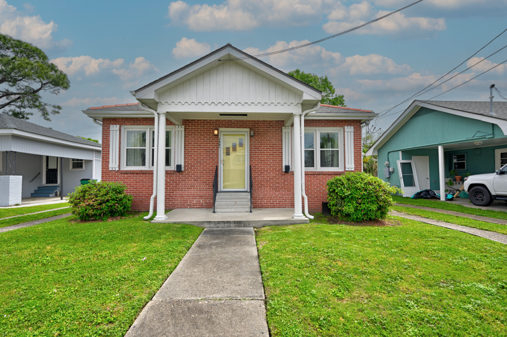 1321 Clearview Pky in Metairie, LA - Building Photo