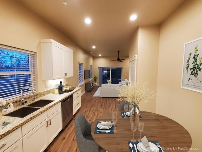 221 Tahoe Ave, Unit 221 Tahoe #A in Roseville, CA - Building Photo - Building Photo