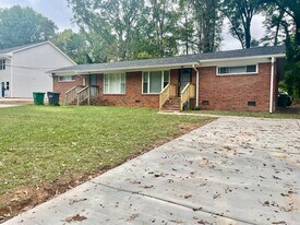 2937 Burgess Dr in Charlotte, NC - Building Photo