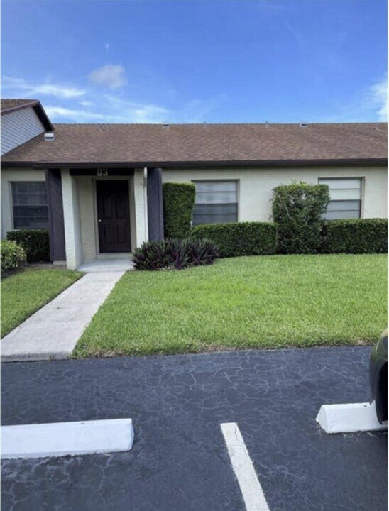 6010 Indrio Rd in Fort Pierce, FL - Foto de edificio