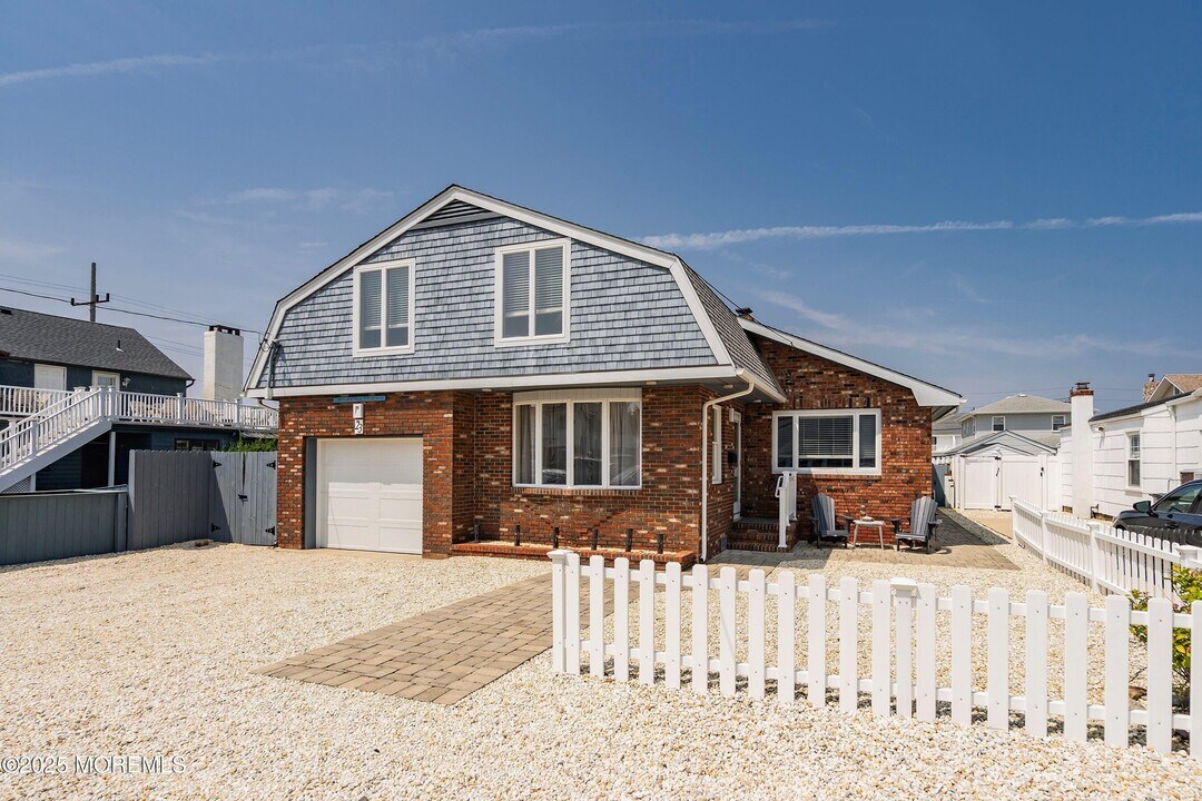 23 Pennsylvania Ave in Lavallette, NJ - Building Photo
