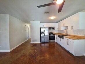 2401 La Casa Dr in Austin, TX - Building Photo - Building Photo