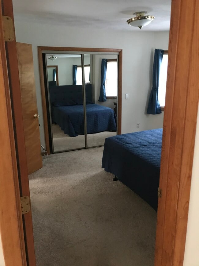 1693 W Shore Rd, Unit Apartment 401-230-4549 in Warwick, RI - Building Photo - Building Photo