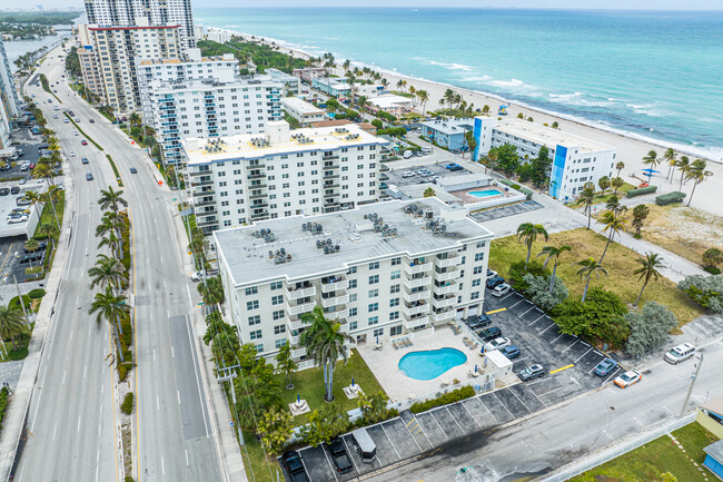 Darby Hall in Hollywood, FL - Foto de edificio - Building Photo