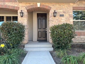 11713 Campus Park Dr in Bakersfield, CA - Building Photo - Building Photo