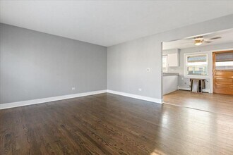 5834 W Montrose Ave in Chicago, IL - Building Photo - Building Photo