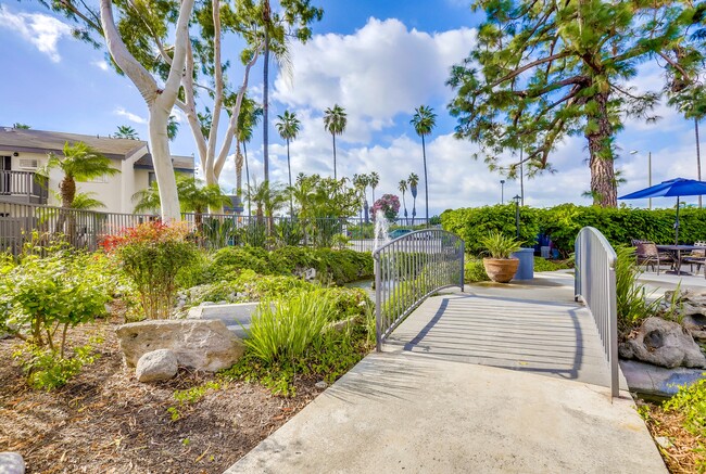 Villa Creek Apartments in Cypress, CA - Foto de edificio - Building Photo