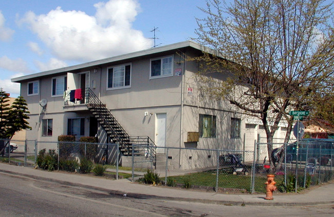 2109 Dumbarton Ave in East Palo Alto, CA - Building Photo - Building Photo