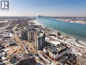 5055 Riverside Dr E in Windsor, ON - Building Photo - Building Photo