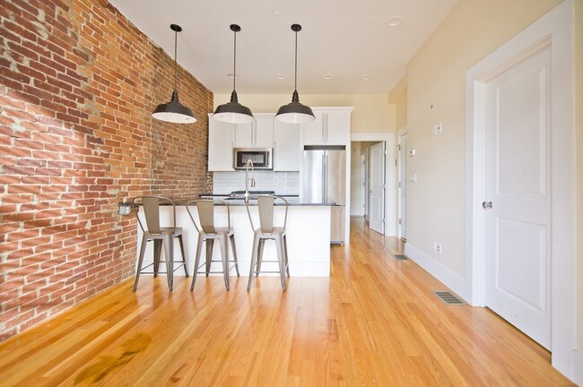239 Boston St, Unit 3 in Boston, MA - Foto de edificio - Building Photo