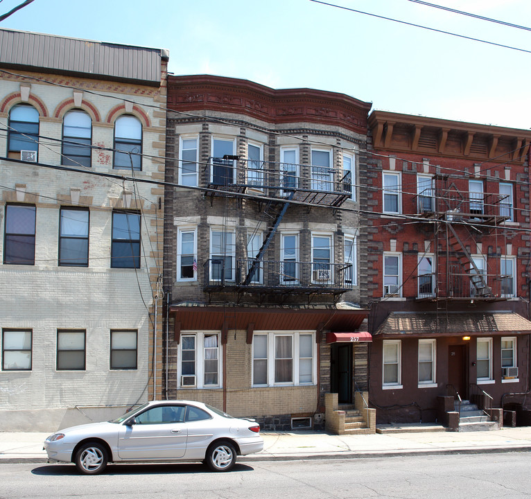 257 Walker St in Cliffside Park, NJ - Building Photo