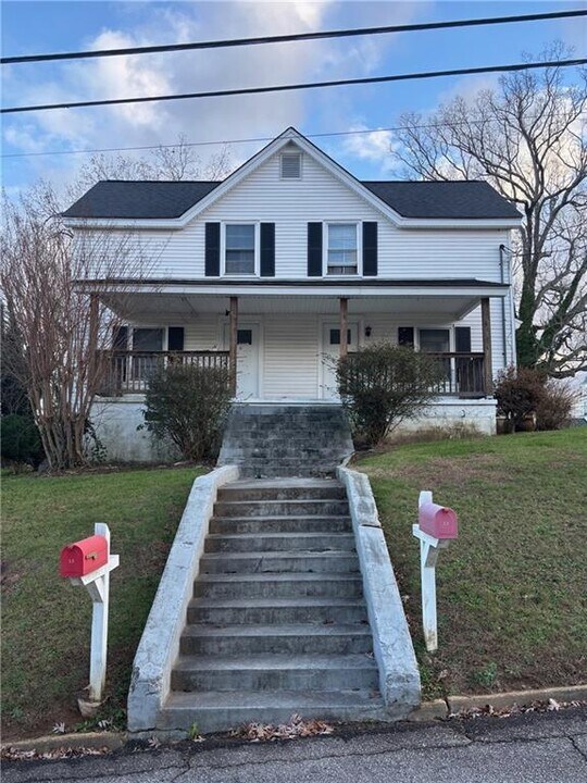 13 Highland St in Gainesville, GA - Building Photo