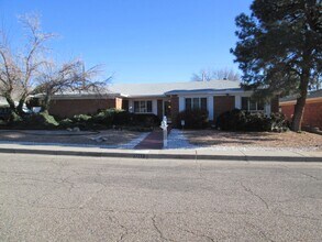 3232 Reina Dr NE in Albuquerque, NM - Building Photo - Building Photo