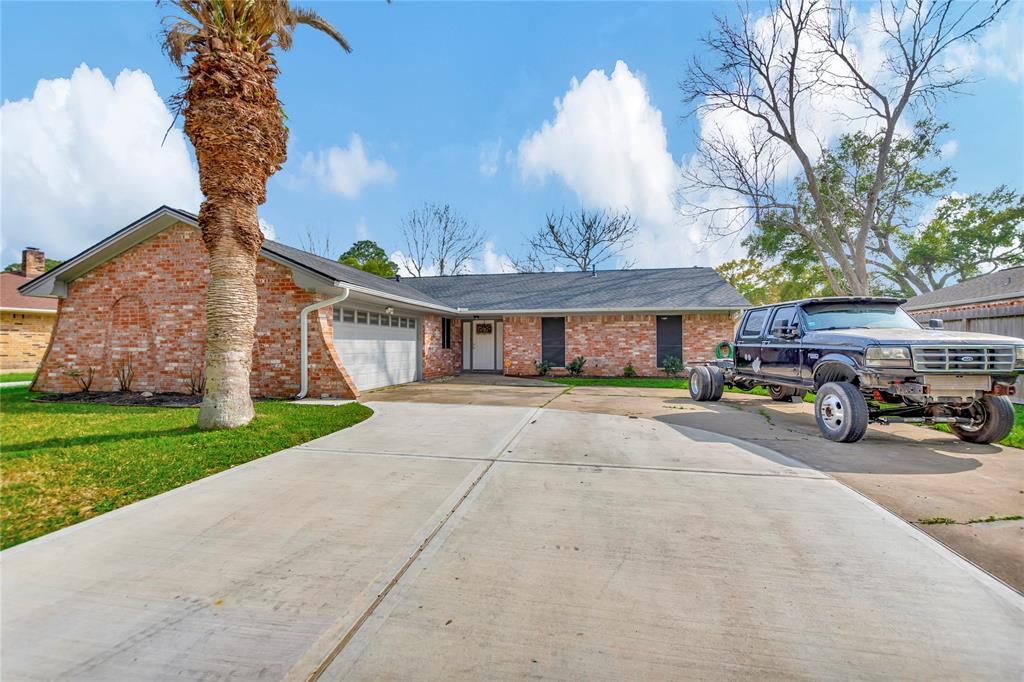 5002 Old Castle Ln in Dickinson, TX - Building Photo