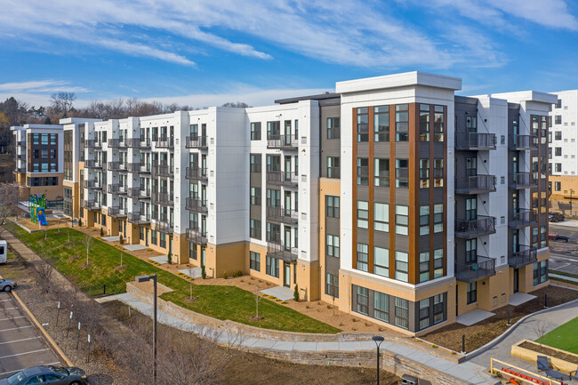 Preserve at Shady Oak in Minnetonka, MN - Building Photo - Building Photo