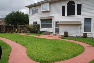 8934 Aberdeen Oaks Dr in Houston, TX - Building Photo - Building Photo