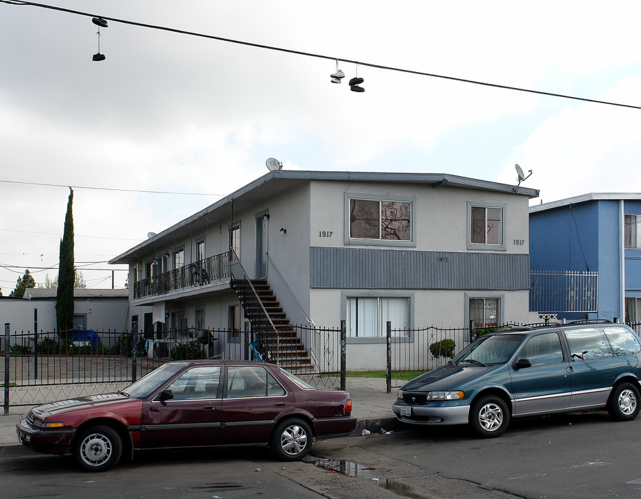 1917 W Myrtle St in Santa Ana, CA - Building Photo