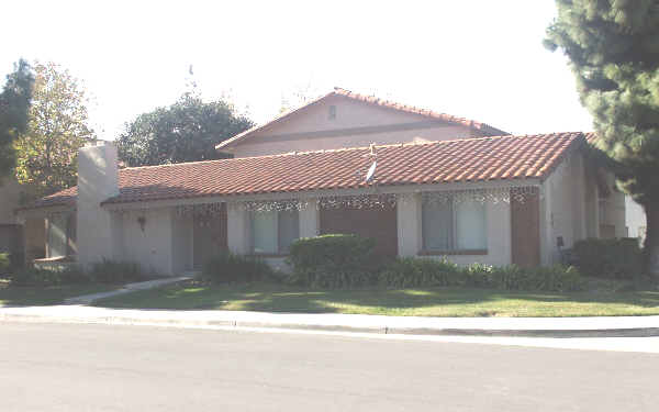 341 Monterey Way in Placentia, CA - Foto de edificio