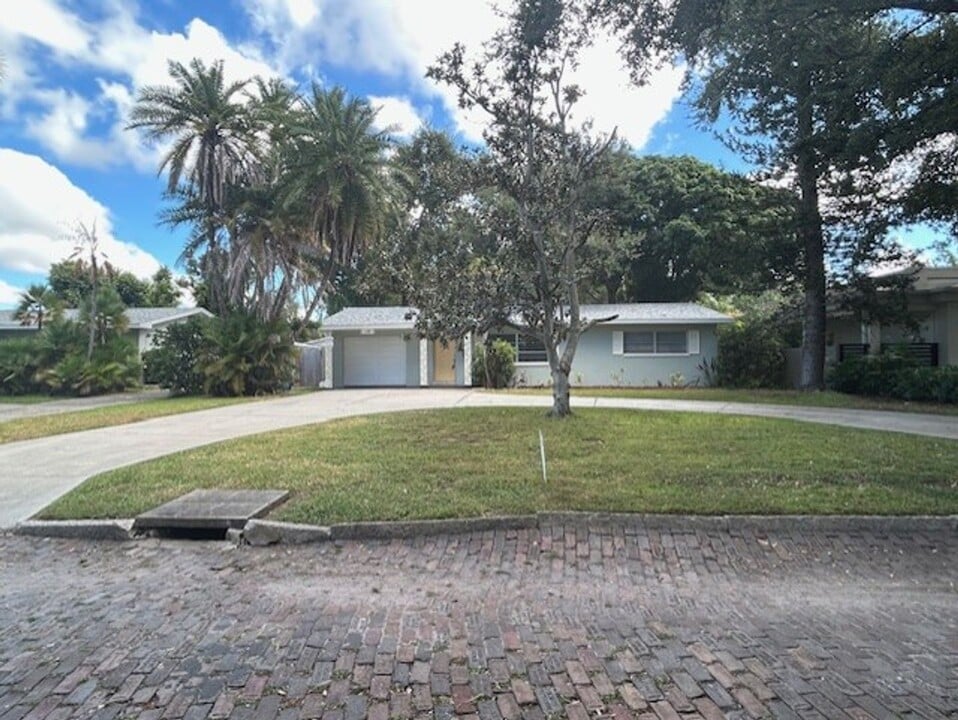 1243 Jungle Ave N in St. Petersburg, FL - Building Photo