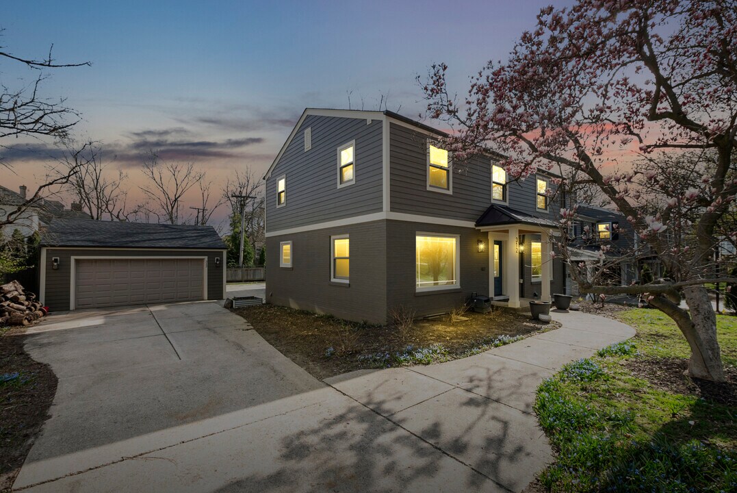 312 W Hickory St in Hinsdale, IL - Building Photo