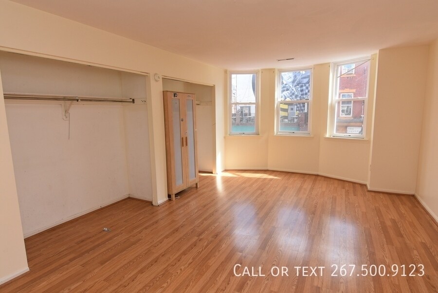 303 South St in Philadelphia, PA - Building Photo