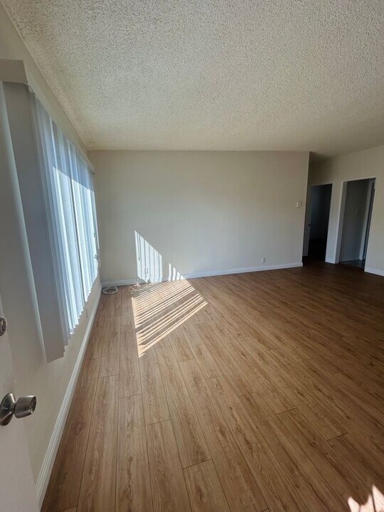 447 E 61st St in Long Beach, CA - Foto de edificio