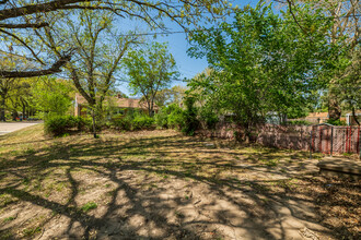2053 S Old Manor Rd in Wichita, KS - Foto de edificio - Building Photo