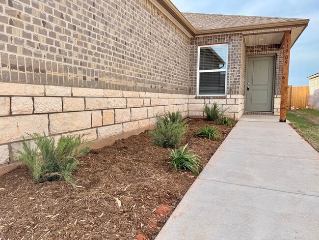 11909 NW 100th St in Yukon, OK - Building Photo - Building Photo